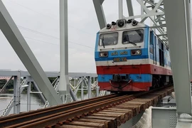 Khoảnh khắc chuyến tàu đầu tiên đi qua cầu sắt Bình Lợi mới