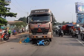 Xe máy va chạm container, cha mẹ tử vong, con gái nguy kịch