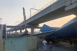 Dầm bê tông cầu bộ hành đè bẹp container tại Thủ Đức