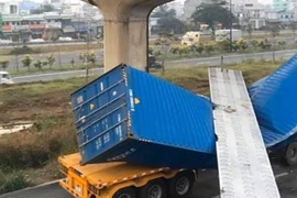 Chủ đầu tư nói về dầm cầu bộ hành đè container ở Thủ Đức