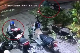 2 người đi Exciter liên tục trộm xe máy tại Thủ Đức