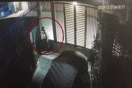 Camera ghi lại cảnh trộm đột nhập lấy ba xe máy tại Thủ Đức