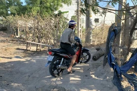 Người dân 'xé rào' ra vào khu cách ly thôn Văn Lâm 3