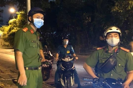 Nhiều người phản ứng khi bị xử phạt vì không đeo khẩu trang