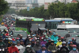 Hàng ngàn người dầm mưa tại đường Điện Biên Phủ do kẹt xe