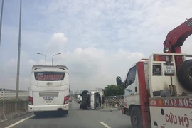 Xe tải tông dải phân cách, lật tại đường dẫn cao tốc