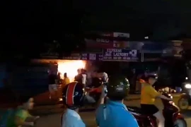 Nhiều khách hoảng loạn khi quán nước quận 7 cháy