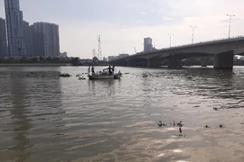 Cảnh sát lặn cả buổi tìm nam thanh niên nhảy cầu Sài Gòn