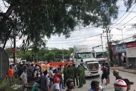 Container ôm cua tông chết người đi xe máy tại quận 2