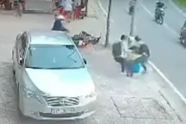 Cướp dùng dao và bình xịt hơi cay tấn công người dân 