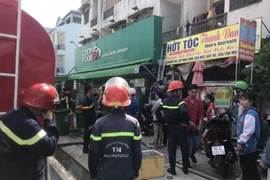 Giải cứu 6 sinh viên mắc kẹt trong đám cháy tại quận 9