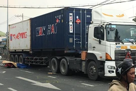 Người đàn ông tử vong khi tông xe khách rồi ngã vào container