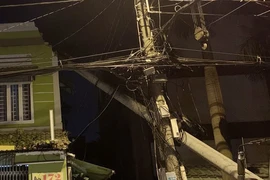 Trụ điện ngã vào nhà, cả gia đình tháo chạy trong đêm