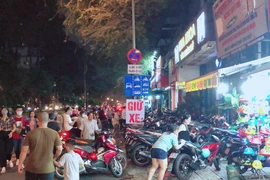Bãi giữ xe phố lồng đèn chặt chém mùa trung thu