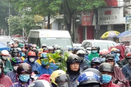 Dòng người trễ giờ làm vì bị 'chôn chân' trên đường