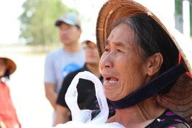 Người dân vùng lũ khóc khi nhận quà cứu trợ của nghệ sĩ