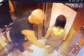 1 người nước ngoài vỗ vào vùng mông phụ nữ trong thang máy