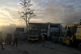 Cháy bãi xe tại quận 9 TP.HCM, nhiều ô tô bị thiêu rụi