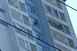 Cô gái có ý định nhảy từ tầng 15 chung cư. Ảnh: CM