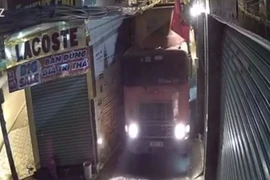 Công an TP Thủ Đức truy xe container chui hẻm làm hư nhà dân 