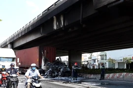 Đầu xe container cháy rụi gần cầu Phú Mỹ