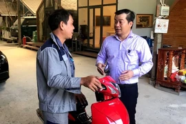 Người 'dừng xe nhặt tiền gây tai nạn' được tặng xe máy 