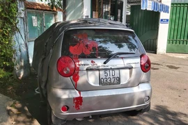 Xe ô tô của cán bộ Cơ sở cai nghiện Bình Triệu bị tạt sơn.