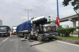 Cabin ô tô đầu kéo nát vụn sau khi tông đuôi xe container