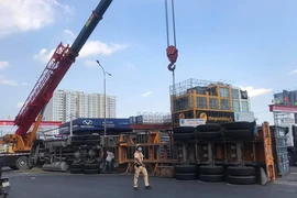 Thủ Đức: Xe container lật, nhiều người thoát chết 