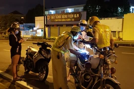 Ra đường chỉ để hẹn hò, đi lấy đồ giặt ủi... bị CSGT lập biên bản