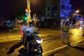 Dù mua hàng hóa thiết yếu mà ra đường quá số người cần thiết, coi chừng bị phạt
