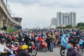 Hàng ngàn người dân rời TP.HCM về quê đều buộc phải quay lại