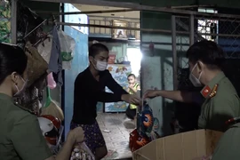 Công an TP Thủ Đức tặng quà, làm đèn Trung thu tặng thiếu nhi