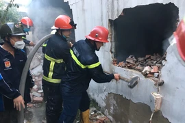 Kho phế liệu bốc cháy ngùn ngụt tại TP Thủ Đức