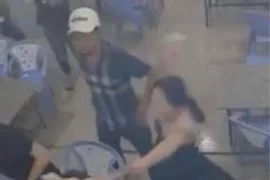 Mời bia và xin số điện thoại bị từ chối, nhóm người đánh 4 cô gái