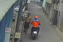 Truy xét người mặc áo xe công nghệ giật dây chuyền ở TP Thủ Đức