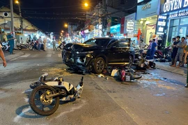 Ô tô tông nhiều xe máy tại TP Thủ Đức