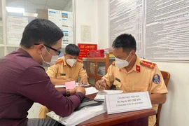 Tước giấy phép lái xe 2 tháng đối với tài xế điều khiển ô tô vào đường cấm trên cầu Sài Gòn