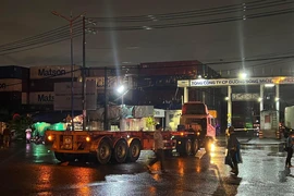 Container ôm cua tông 2 người đi xe máy thương vong