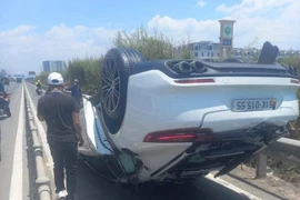 Siêu xe Porsche nổ bánh, lật ngửa trên cao tốc