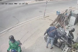 Trộm vứt dao bỏ chạy khi bị chủ nhà truy đuổi