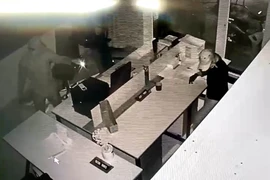 Công an vào cuộc vụ kẻ trộm soi đèn pin lấy tài sản ở TP Thủ Đức