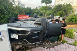 Xe leo lề đường, tài xế đạp mạnh ga thì bị lật ngửa