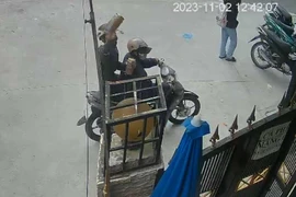 Nhà cụ bà 80 tuổi ở quận Phú Nhuận 9 lần bị kẻ lạ mặt tạt chất bẩn