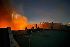 Cảnh sát PCCC ngâm mình dưới kênh nhiều rác thải để chữa cháy tại quận 7