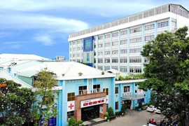 Bị em gái dùng dao tấn công vào bụng khi thách thức
