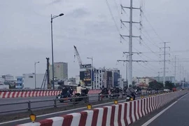 Xử phạt đoàn mô tô phân khối lớn đi hàng 2 vào làn ô tô trên cầu Bình Lợi