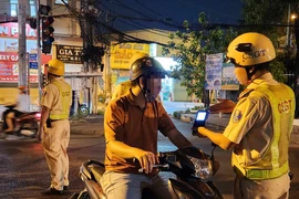 Bị CSGT đo nồng độ cồn, người vi phạm nói 'mình chung chuyên ngành mà'