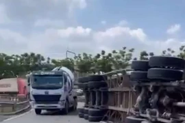 Xe container ôm cua lật nhào tại cầu vượt Trạm 2