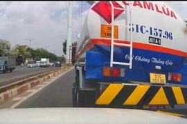 Xe bồn chở xăng dầu va ô tô trên đường Phạm Văn Đồng làm nhiều người thót tim